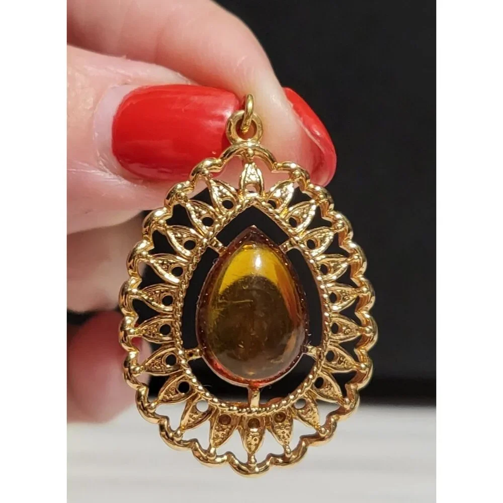 Vintage 1970's Sara Coventry Amber Colored and Gold Tone Pendant - Picture 7 of 8